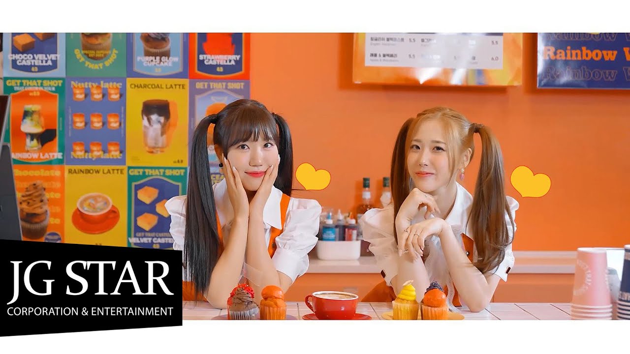 Kim Hee-jin and Yoon Seoryeong in the official music video for 사랑은 마끼아또
