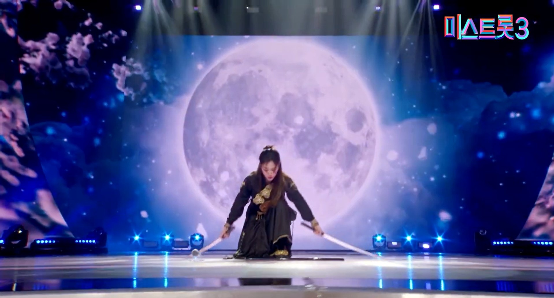 Yoon Seoryeong kneeling on the Miss Trot 3 stage during the sword performance section of Mullebanga