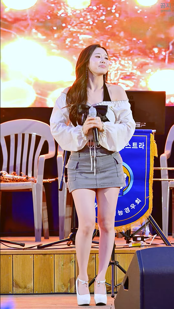 Yoon Seoryeong performing on stage at the Baekgok-myeon Hope Concert